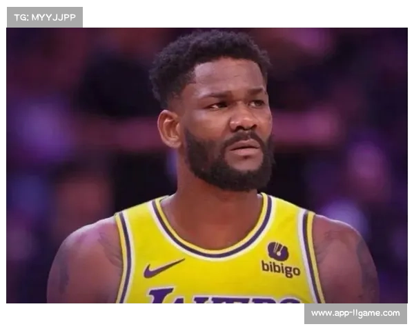 艾顿内线连续得分，展现湖人禁区统治力